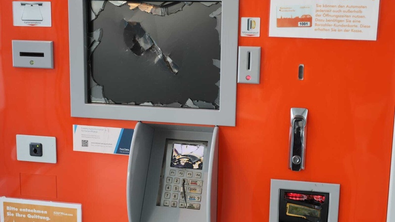 Ein Unbekannter hat den Monitor des Kassenautomaten im Kundenzentrum der Stadtwerke Riesa zerstört.