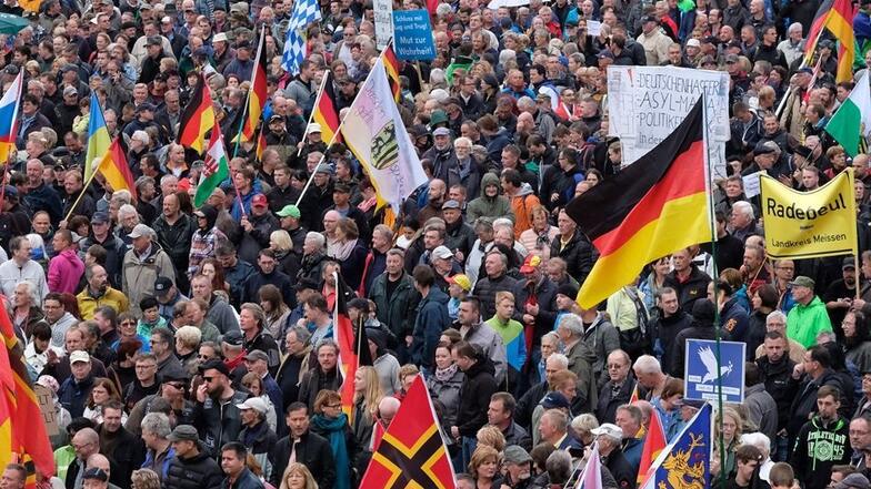 Tausende demonstrieren in Dresden