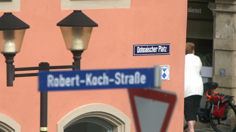 Schilder am historischen Teil des Scheunenhofcenters in Pirna: Ein Straße und plötzlich zwei Namen?