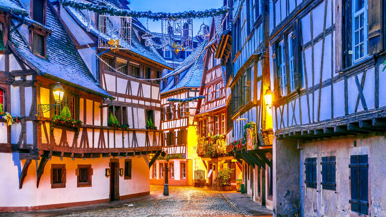 Erleben Sie die Magie der Vorweihnachtszeit entlang des Rheins – von glitzernden Lichtern bis zu köstlichen Leckereien. Die Flusskreuzfahrt bringt Sie zu den schönsten Weihnachtsmärkten in Städten wie Köln, Straßburg und Heidelberg.
