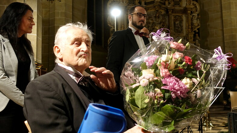 Blumen als Dankeschön und Anerkennung. Trompeter Ludwig Güttler prägte das Festival Sandstein und Musik jahrzehntelang.