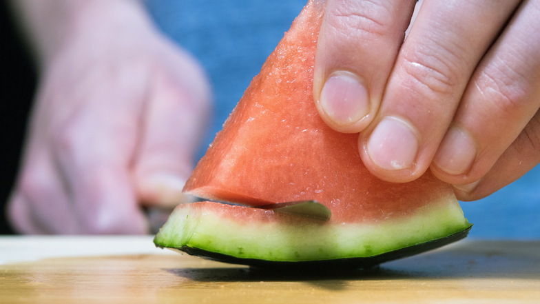 Der weiße Rand von Wassermelonen wird meist als geschmacklos verschmäht und daher abgeschnitten. Klein gewürfelt liefert er aber in Salaten reichlich Vitamin C.