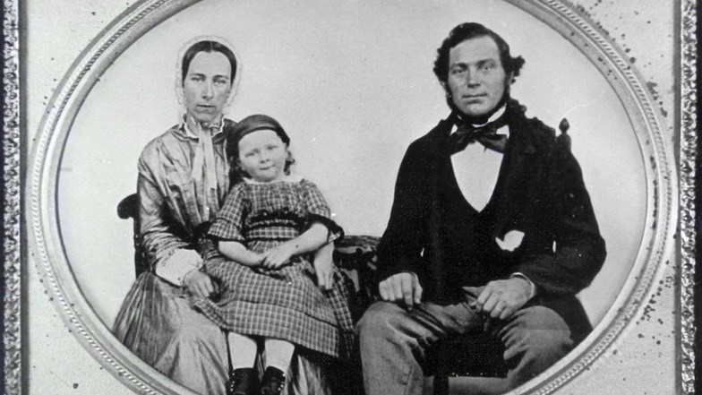 Das Bild zeigt Johann August Miertsching mit seiner Frau Clementine und der Tochter Maria. Das Foto aus dem jahr 1860 stammt aus dem Besitz der Familie Jannasch. Es wurde in seiner Missionszeit in Südafrika aufgenommen.