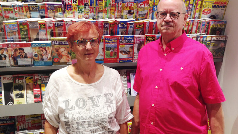 Petra und Klaus-Peter Aust vor einer Zeitschriftenwand ihres k-kiosks. Ab dem kommenden Donnerstag werden sie das Geschäft nur noch aus der Perspektive des Kunden betrachten, nicht mehr mit dem Auge des Betreibers.