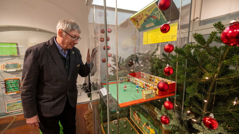 Hans-Peter Hock aus Dresden schaut auf seine Ausstellungsstücke in der Weihnachtsschau "Spiele(n) mit Ball und Kugel" im Museum Alte Lateinschule Großenhain.