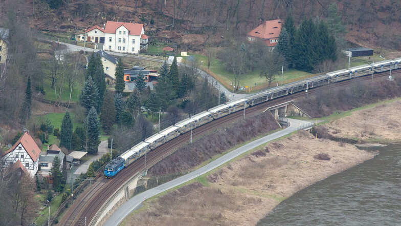 Das Elbtal ist mit fast 240 Zügen ein Engpass. Auch in Königstein hofft man, dass es in rund 20 Jahren ruhiger wird, wenn Züge auf der teils unterirdischen Neutrasse nach Prag fahren.