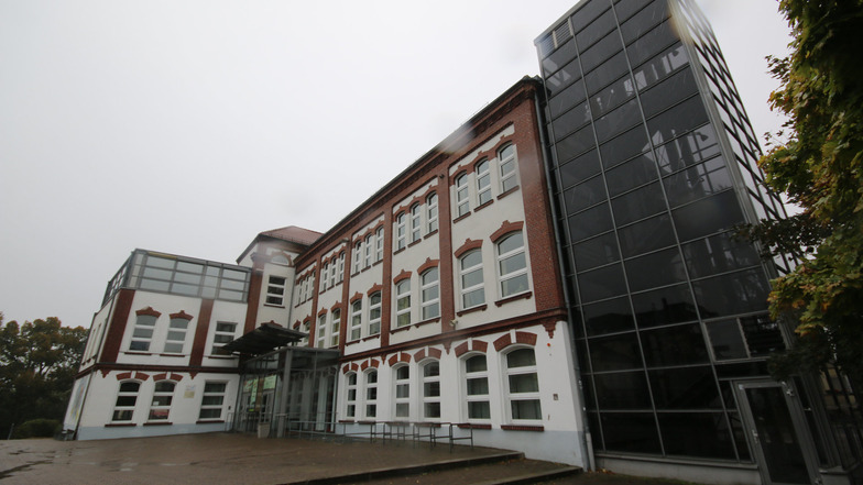 Im umgebauten, ehemaligen Elmo-Fabrikgebäude befindet sich ein Großteil der Klassenräume und das gläserne Kunstkabinett der Peter-Apian-Oberschule in Leisnig. In lediglich einem Raum gibt es eine mehr oder weniger funktionierende Verdunkelung.