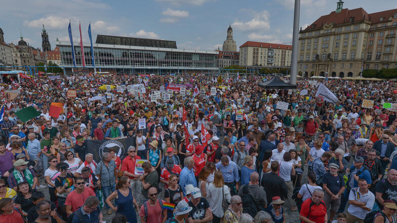 Tausende Demonstranten hatten sich am Sonnabend zur Auftaktkundgebung auf dem Dresdner Altmarkt versammelt.
