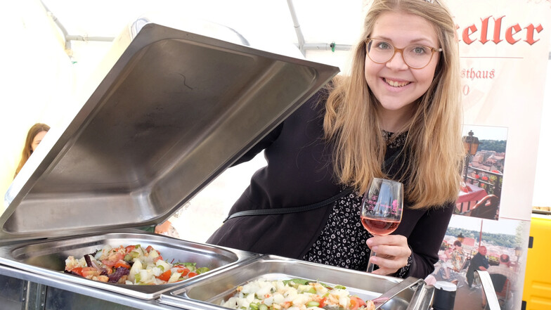 Gebietsweinkönigin Lisa Marie I. aus Diesbar-Seußlitz ist voller Vorfreude: Die 22-jährige Lehramtsstudentin präsentiert zur Spargelmeile in Nieschütz einen leckeren Salat aus der Küche des Meißner Ratskellers.