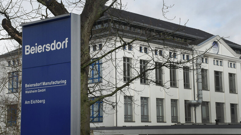 Ab 2022 können die Mitarbeiter von Beiersdorf in Waldheim nach den aktuellen Plänen in Leipzig arbeiten. Obwohl der Konzern 2020 mit Umsatzverlusten kämpft, hält er am Neubau in Seerhausen fest.