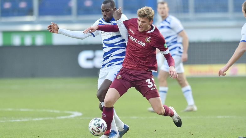 Zweikämpfe bestimmen das Spiel: Wilson Kamavuaka (l.) vom MSV Duisburg hier gegen Dynamo-Stürmer Christoph Daferner.