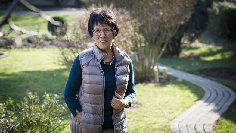 SPD-Stadt- und Kreisrätin Renate Schwarze steht im Garten hinter ihrem Haus in Rauschwalde. Mit dem Ende ihrer politischen Arbeit hat sie künftig mehr Zeit, den Garten zu genießen und sich um die Rosen zu kümmern, die sie so mag.