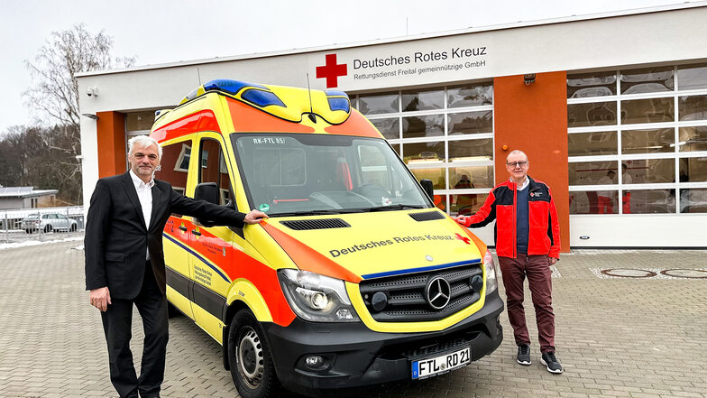 Eyk Klügel, Geschäftsführer des DRK Rettungsdienstes Freital, und der Vorstandsvorsitzende Andreas Ritter (re.) stehen vor der neuen Rettungswache in Kreischa.