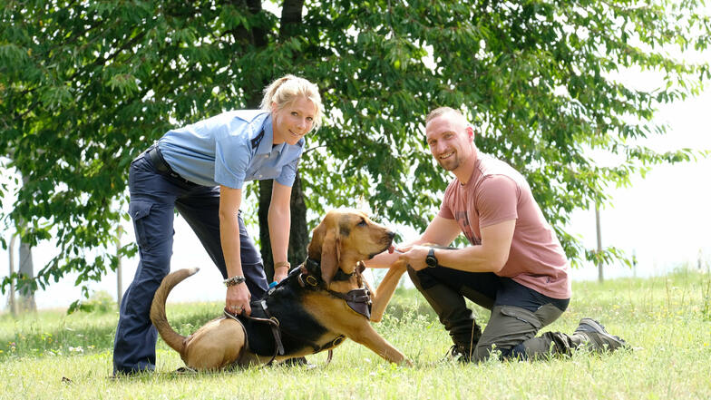 Ein Team: Hundeführerin Isabell Schulze und Thomas Stähr mit Hündin Olivia in der Diensthundeschule Naustadt.