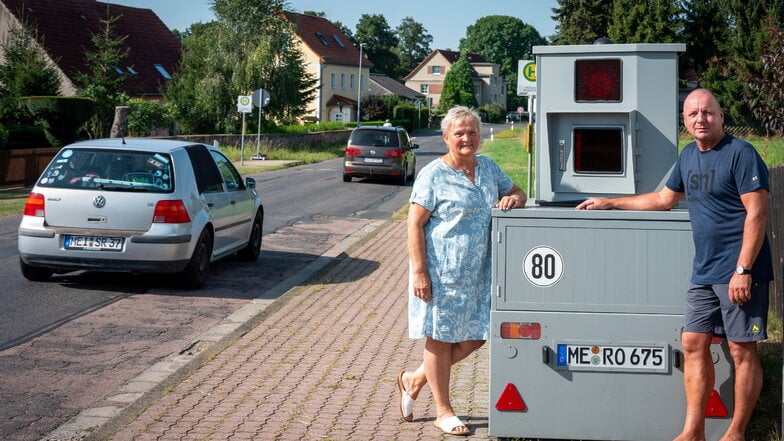 Ulrike und Jürgen Kowalewicz sind froh, dass es seit einigen Tagen einen teilstationären Blitzer in Wutzschwitz gibt. Dieser sorge schon durch sein Vorhandensein für eine Beruhigung des Straßenverkehrs.