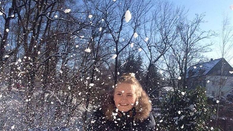 Lohmen. "Im Schneewirbel" könnte das Foto von Conny Ney heißen. Sie hat Tochter Lea (15) im heimischen Garten abgelichtet.