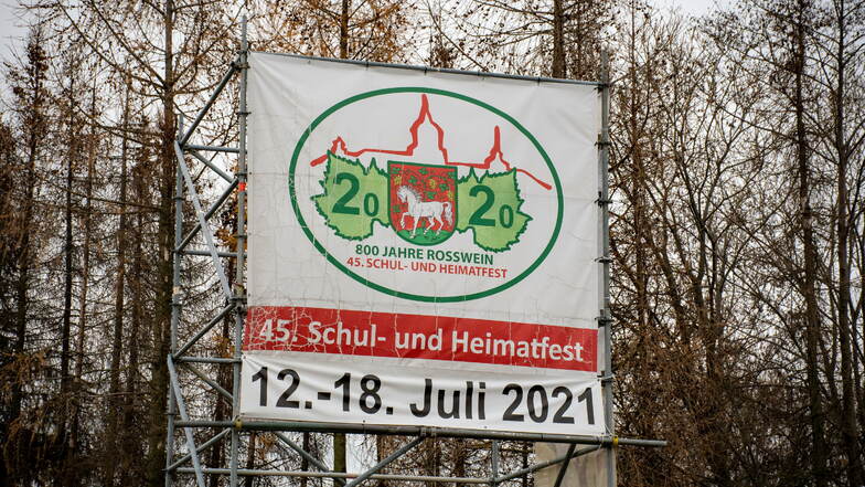 Auf einer großen Plakatwand wirbt die Stadt Roßwein noch für das schon verschobene Schul- und Heimatfest im Juli nächsten Jahres. Ob es 2021 tatsächlich gefeiert werden kann, darüber wollen die Stadträte am Donnerstag entscheiden.