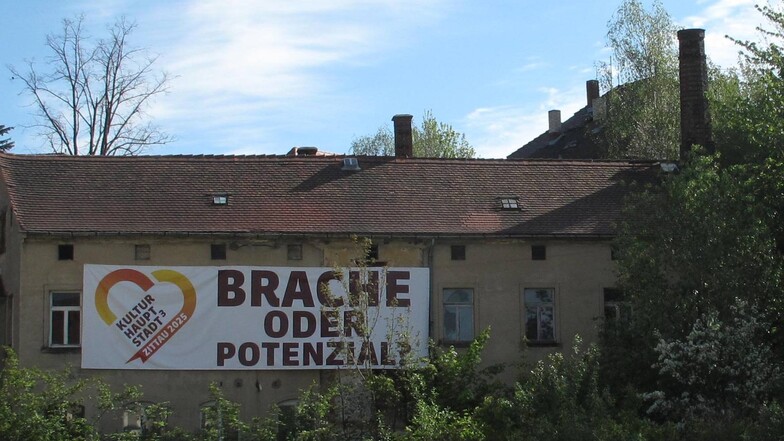 Das Banner hängt an der alten Stempelfabrik in Zittau.