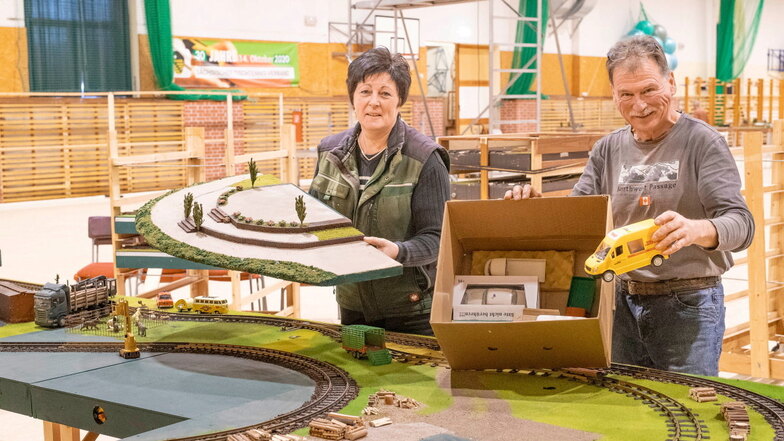 Simone und Torsten Pfundt aus Stauchitz sind zum ersten Mal als Aussteller bei den Döbelner Modellbahntagen dabei. Sie haben ihre 21 Quadratmeter große Gartenbahn-Anlage am Donnerstag aufgebaut.