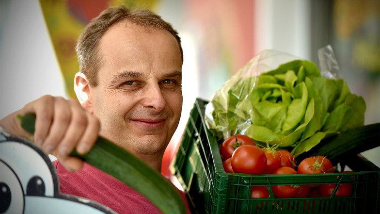Mario Weiß begeistert seine Kunden mit Obst und Gemüse aus der Region.