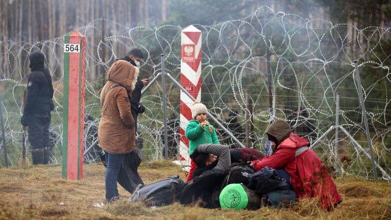 Einige Migranten haben sich in der Nähe der weißrussisch-polnischen Grenze versammelt und ruhen dort aus.