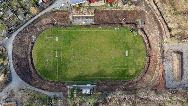 Die Rasenflächen rund um den Fußballplatz im Jägerpark sind als Vorbereitung zum Umbau des Geländes bereits abgetragen.