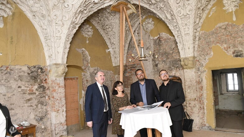 Regionalminister Schmidt, Schlosschefin Gelbrich, Bürgermeister Wiesenberg und Welterbe-Geschäftsführer Ittershagen (v.li.) im Bünau-Saal.