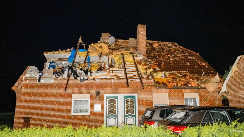 Niedersachsen, Berumerfehn: Nach Feuerwehr-Angaben wurden am Montagabend rund 50 Häuser durch den Tornado beschädigt.