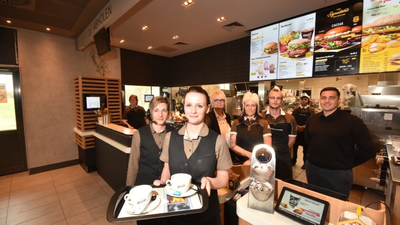 Ein Teil des Teams des McDonald’s-Restaurants in Hoyerswerda. Hier wird jetzt alles frisch auf Bestellung zubereitet, der Kaffee wird in echten Tassen serviert.