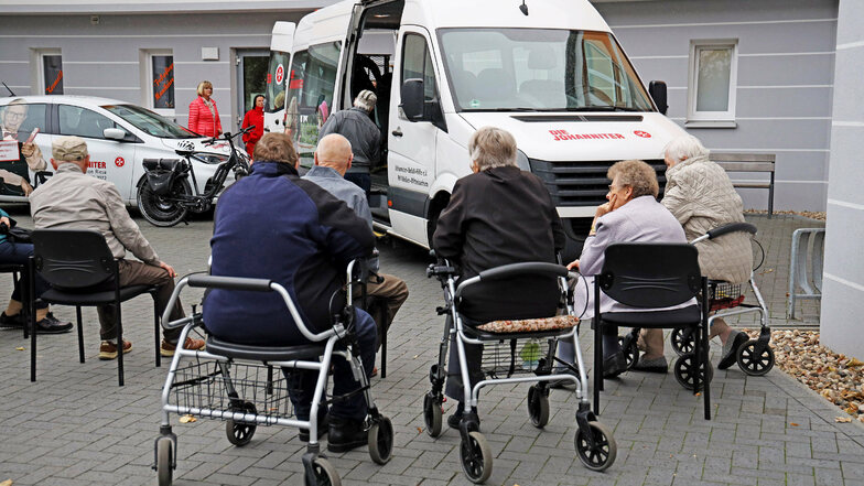 Erst mal richtig von außen betrachten. Diese Senioren von der Begegnungsstätte der Johanniter-Unfallhilfe waren mit dabei, als der neue Kleinbus in Riesa übergeben wurde.