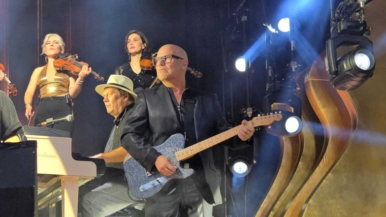 Gitarrist Lars Dittrich aus Wilsdruff stand am Freitag für viele Fans überraschend auf der Kaisermania-Bühne in Dresden.