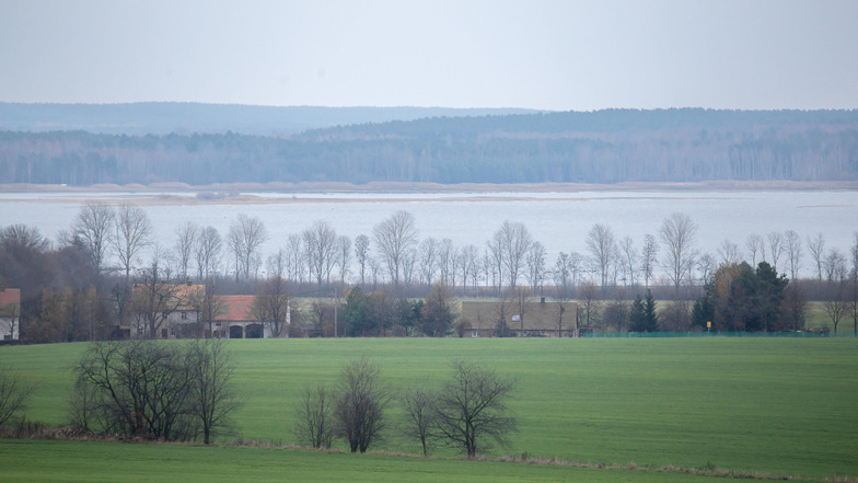 Der Blick über Kollm auf den Stausee Quitzdorf zeigt, wie weit der Wasserstand in den letzten Monaten gesunken ist. Eine Besserung kündigt sich nicht an.