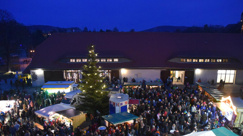 Blick auf den Neukircher Weihnachtsmarkt.