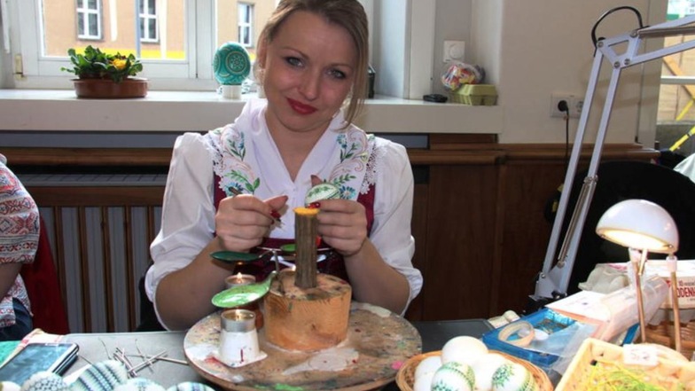Melanie Baier führt auf dem Sorbischen Ostereiermarkt die Kunst des Eierverzierens vor.