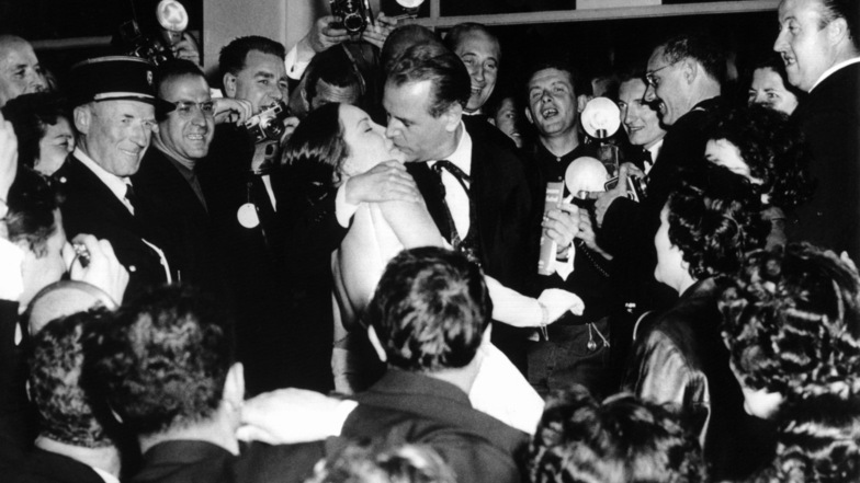 1959, Frankreich, Cannes: Nach der Aufführung küsst O.W. Fischer seine Filmpartnerin Ellen Schwiers bei den Filmfestpielen.