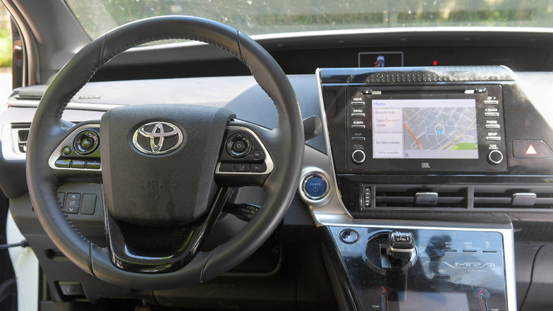 Das Cockpit des Mirai dürfte zumindest Toyota-Kennern keine besonderen Überraschungen bereithalten.