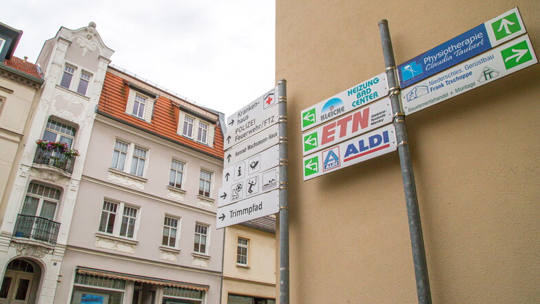 Die Stadt Niesky stellt ihr Firmenleitsystem auf den Prüfstand.
Wie hier an der Muskauer Straße weisen viele Schilder einem den Weg.
