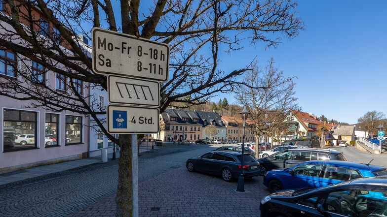 Auf dem Markt in Bad Gottleuba bleibt das Parken vier Stunden kostenlos. Auf drei anderen Straßen im Doppelkurort kostet das Parken künftig.