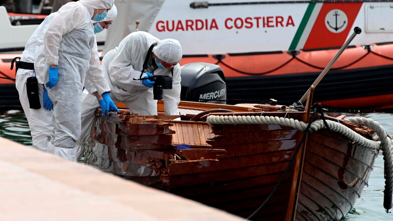 Italienische Forensiker begutachten den Schaden an dem Boot, in dem das Paar aus Italien auf dem Gardasee unterwegs war.