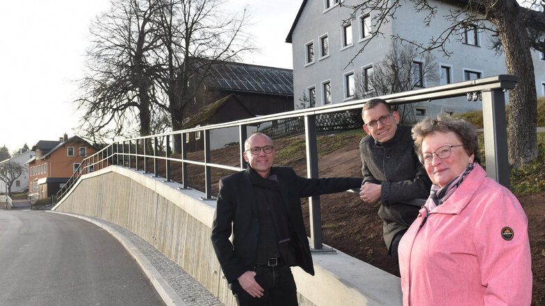 Beigeordneter Heiko Weigel (v.l.), Glashüttes Bürgermeister Markus Dreßler und Gisela Vogler vom Ortschaftsrat in Johnsbach. Die Hauptstraße konnte nun endlich für den Verkehr wieder freigegeben werden.