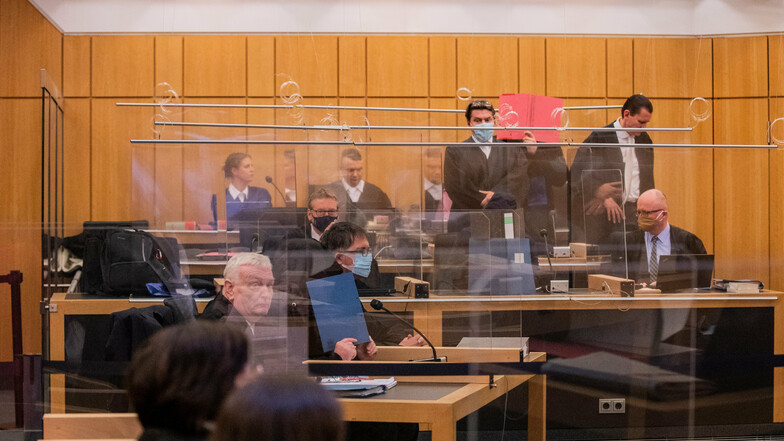 Die Angeklagten, darunter der 27-Jährige Hauptangeklagte (vorne rechts) sitzen beim Prozessauftakt in einem Gerichtssaal des Landgerichts Münster.