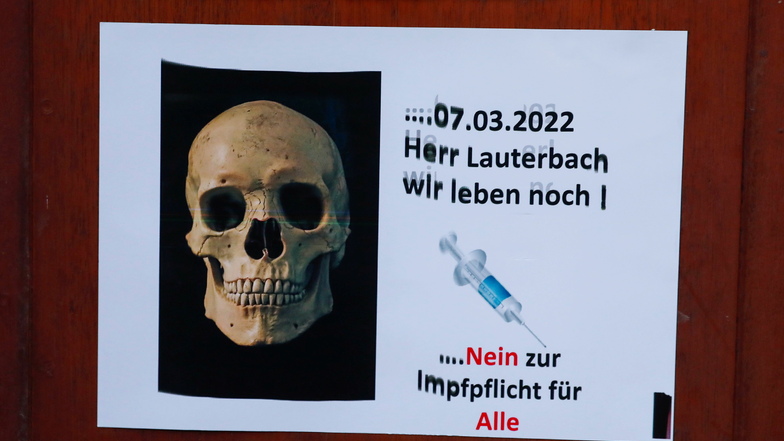"Nein zur Impfpflicht für alle" steht auf einem Plakat, das am Löbauer Rathaus hängt.