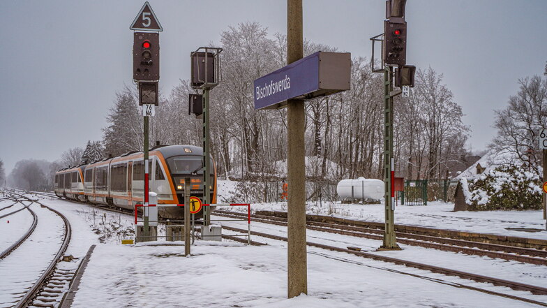Die Elektrifizierung der Strecke Dresden-Görlitz ist schon lange im Gespräch. Doch noch fahren auf absehbare Zeit Dieselzüge, wie hier im Bahnhof von Bischofswerda.