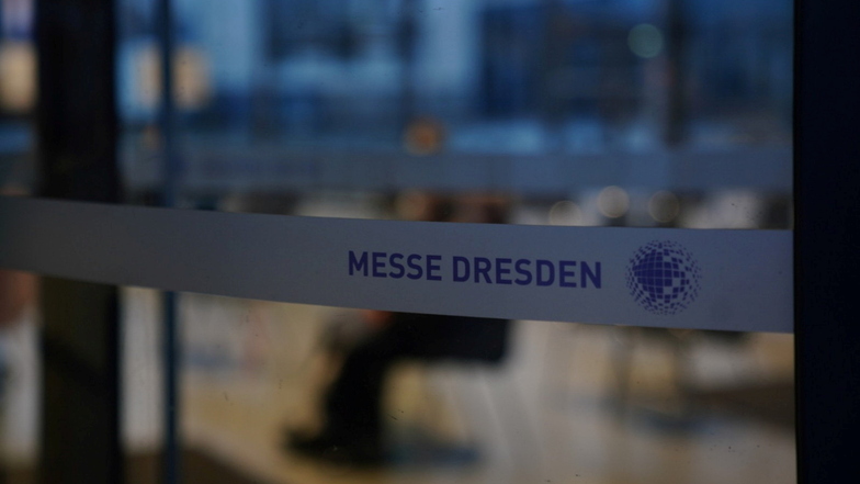 Im Impfzentrum in der Messe Dresden ist am Montag kaum Betrieb, auch weil Impfungen abgesagt werden mussten.
