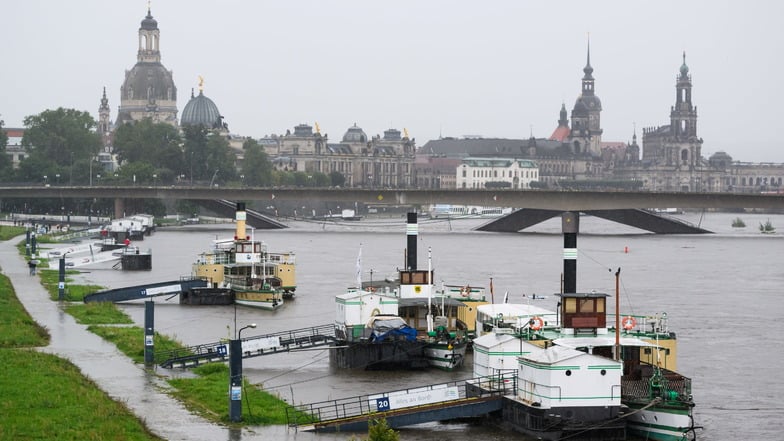 Die Elbe steigt in Dresden. Am Mittwoch und Donnerstag erwartet das Landeshochwasserzentrum hier einen Pegelstand um die sieben Meter.