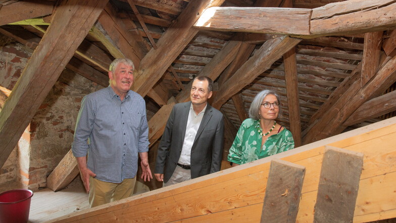 Andreas von Hünefeld (l.), Eigentümer vom Barockschloss Oberlichtenau, zeigt dem FDP-Bundestagsabgeordneten Torsten Herbst und der Pulsnitzer Bürgermeisterin Barbara Lüke die Schäden am Dach.