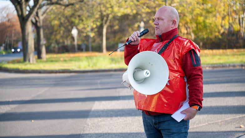 René Straube, Gesamtbetriebsratsvorsitzender bei Alstom beim gemeinsamen Streik von Alstom und Siemens-Mitarbeitern vor dem Alstom-Werk