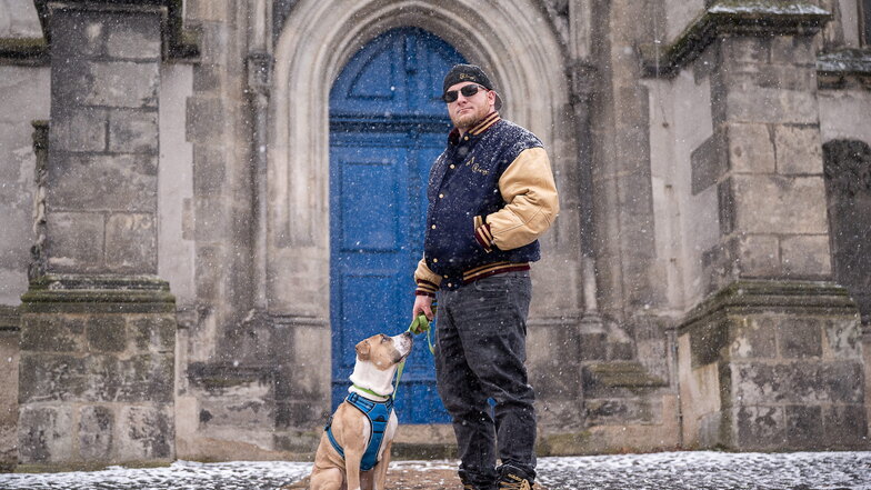 Gangster-Rapper "Rino Royal" mit seinem Hund vor der Nikolaikirche, einem der Drehorte seines ersten Musikvideos Görlitz. Die Veröffentlichung des Nachfolgers "My Way" steht nun ins Haus.