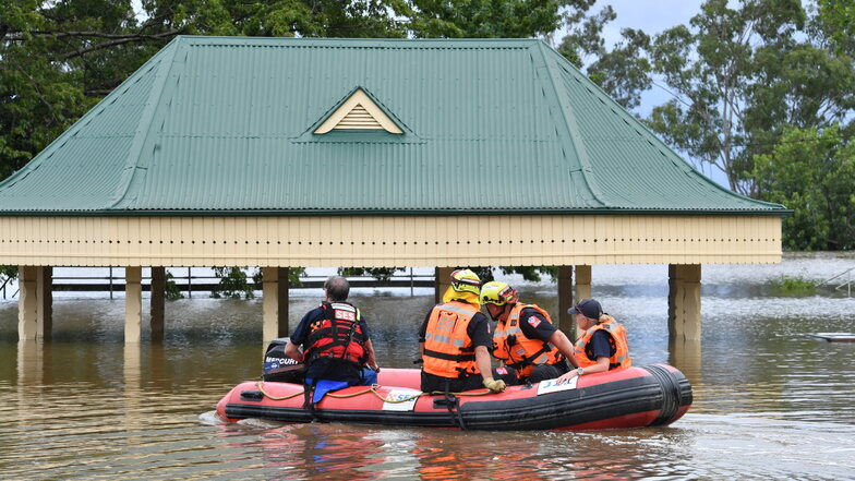 Freiwillige des SES lassen in Camden im Südwesten Sydneys ein Rettungsboot zu Wasser um Eingeschlossene zu retten.