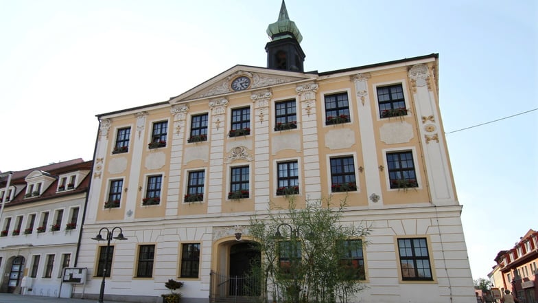 Auf das Rathaus in Radeberg ist ein Anschlag verübt worden. Ein politischer Hintergrund wird nicht ausgeschlossen.